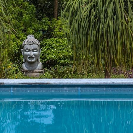 Saffronstays Aura, Alibaug - Luxury Pool Villa With A Game Room And Spacious Lawn อลีบาก ภายนอก รูปภาพ