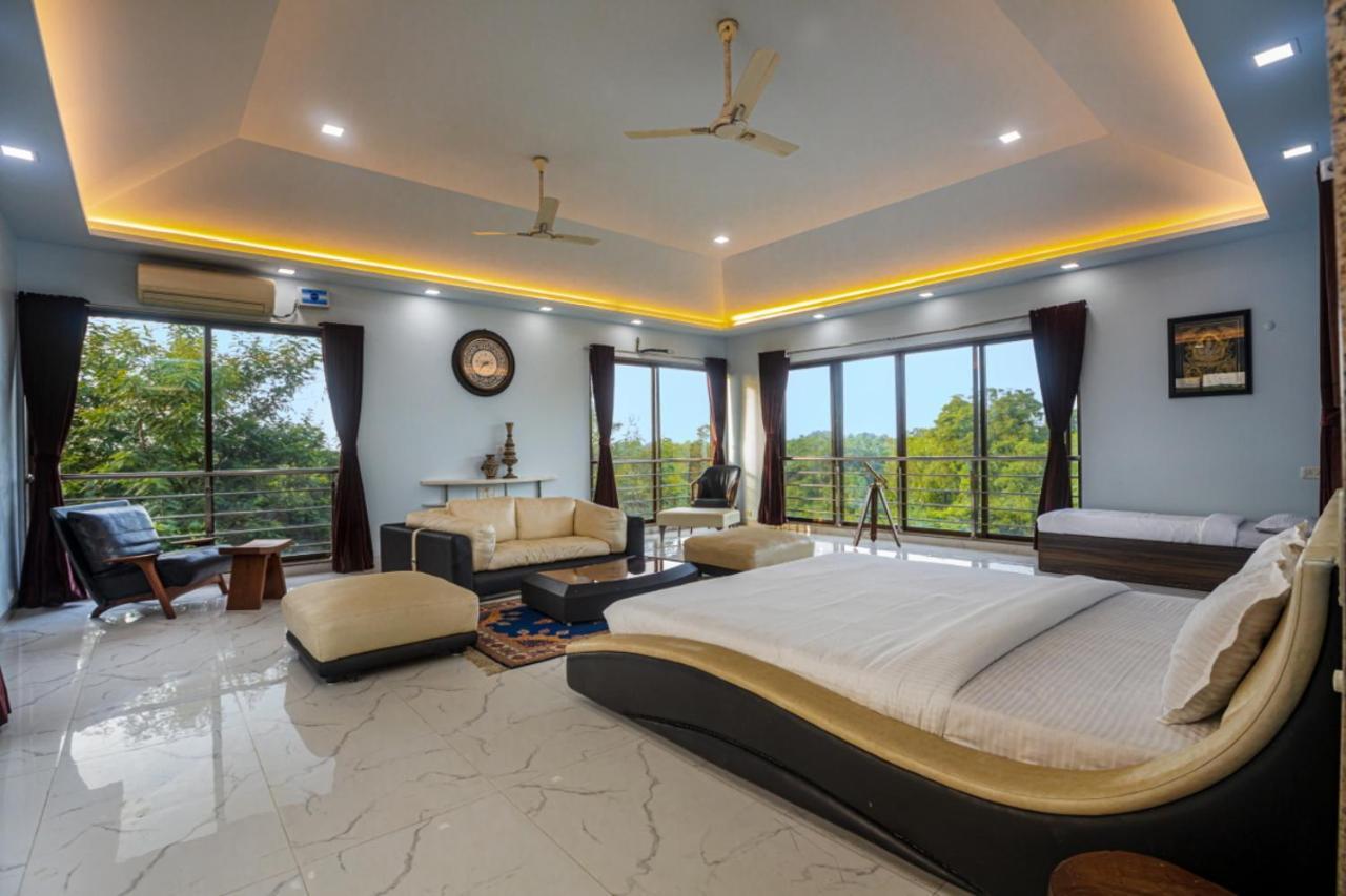 Saffronstays Aura, Alibaug - Luxury Pool Villa With A Game Room And Spacious Lawn อลีบาก ภายนอก รูปภาพ