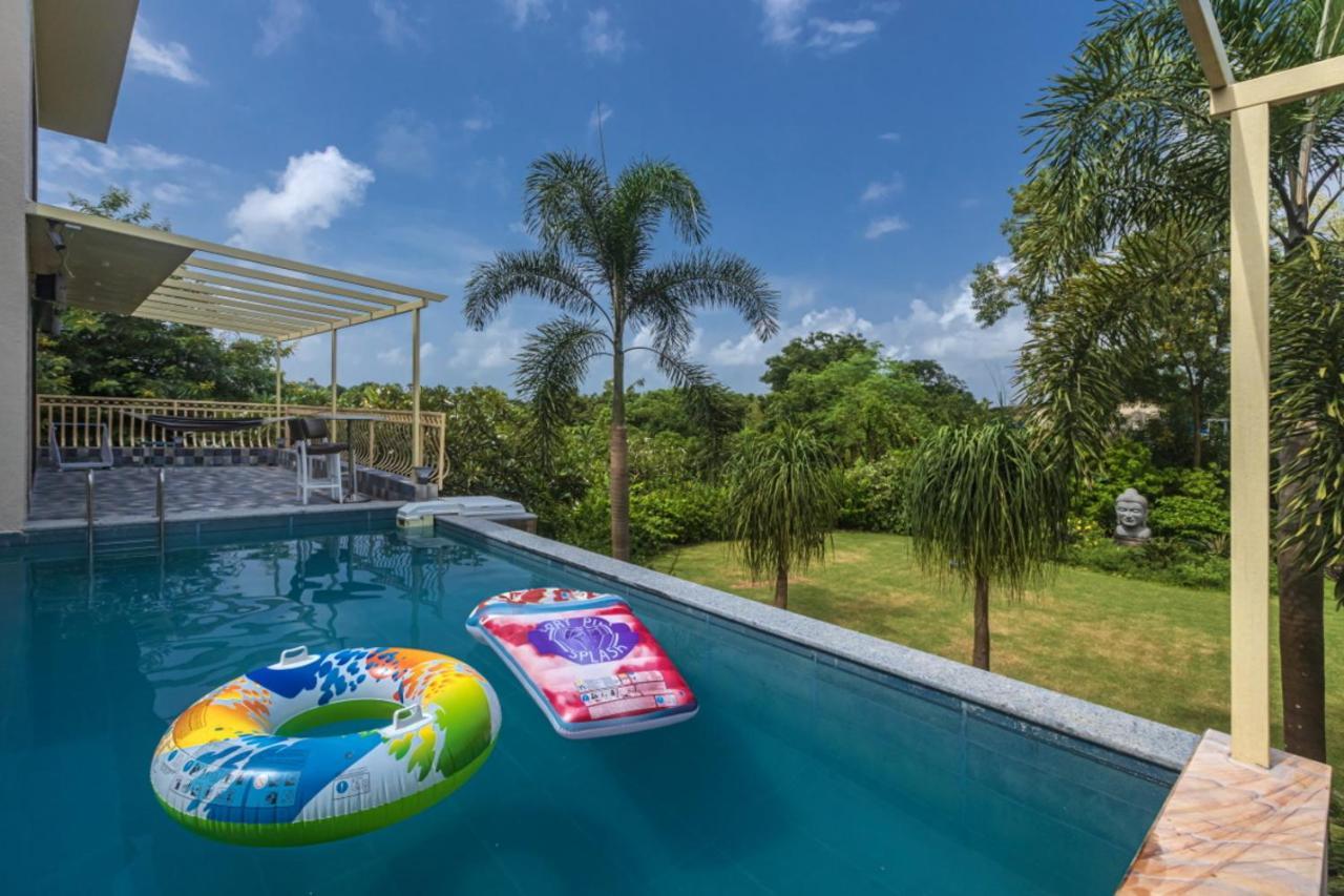 Saffronstays Aura, Alibaug - Luxury Pool Villa With A Game Room And Spacious Lawn อลีบาก ภายนอก รูปภาพ