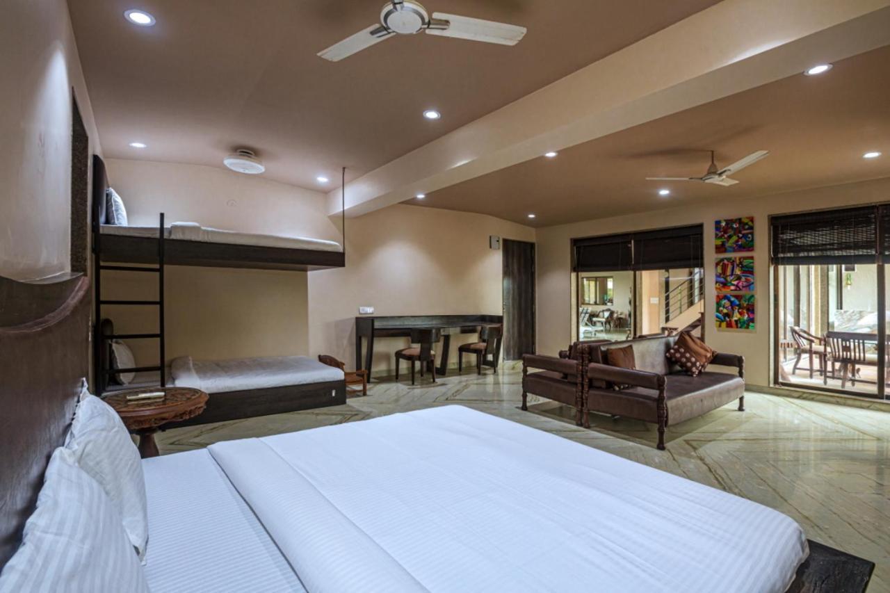 Saffronstays Aura, Alibaug - Luxury Pool Villa With A Game Room And Spacious Lawn อลีบาก ภายนอก รูปภาพ