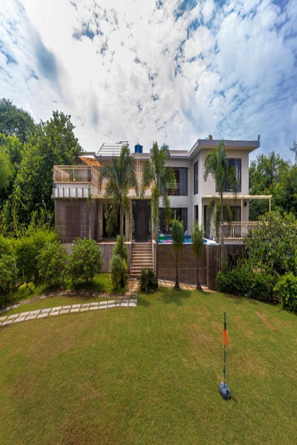 Saffronstays Aura, Alibaug - Luxury Pool Villa With A Game Room And Spacious Lawn อลีบาก ภายนอก รูปภาพ